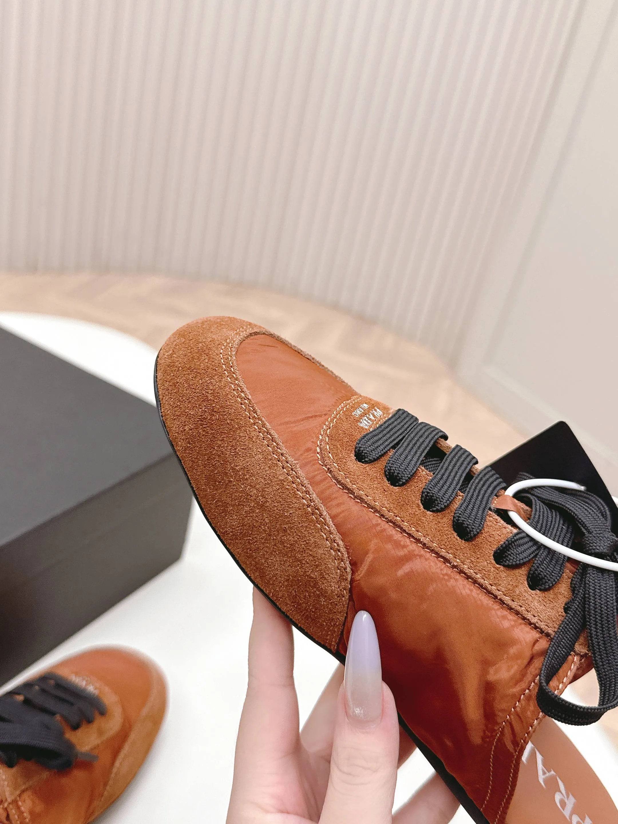 👟👟Ex-factory price 480👟👟 New color half-flop Prada Collapse regenerated nylon and suede leather stretch half-flop 2025 spring and summer latest catwalk style Forrest Gump slippers Fashion item thin casual slippers This ultra-light sports shoe is made of regenerated nylon and suede leather to create a three-dimensional shoe shape. The mixed materials highlight Prada's sports style and exquisite craftsmanship soul. The flat bottom design and elastic side cuffs make it easy to put on and take off with ease. The upper is decorated with a screen-printed logo ● Thin rubber sole · Removable leather insole upper, a casual shoe that is light, easy to wear and practical, with an original molded rubber outsole! Encounter a variety of colors combined with Forrest Gump shapes and iconic details such as Prada regenerated nylon to interpret a new style. Size: Women’s size. 35～39# 40.41